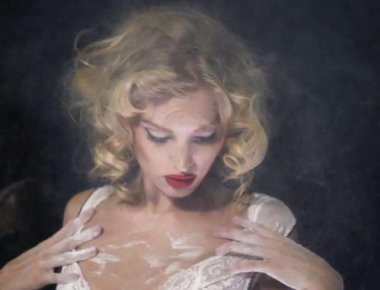 Elsa Hosk: Το αισθησιασκό αποχαιρετιστήριο βίντεο του 2017